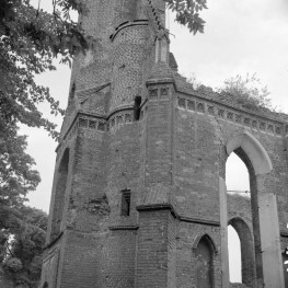 mury kościóła pw. Bożego Ciała, ul. Bożego Ciała 29 - elewacja południowo-zachodnia z fryzami, w ruinie, skan 1