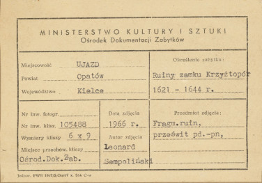 Ruiny zamku  Krzyżtopór  -  widok na prześwit przez korpus główny - metryczka, skan 1