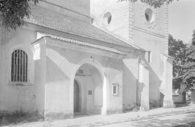 Kościół św. Stanisława Biskupa i Męczennika i św. Małgorzaty - kruchta w elewacji., skan 1