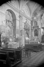 Kościół klasztorny p.w. Matki Boskiej Anielskiej - wnętrze: bogato zdobiona naroże nawy z ołtarzami bocznymi., skan 1