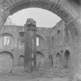 Arsenał - ruina - dziedziniec - fragment - filar, skan 1
