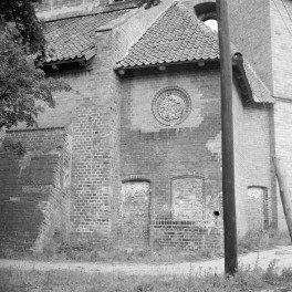 zespół klasztorny dominikanów, kościół pw. Najświętszej Marii Panny, obecnie galeria sztuki EL - elewacja, kruchta przy zachodniej elewacji, fragment elewacji południowej, skan 1