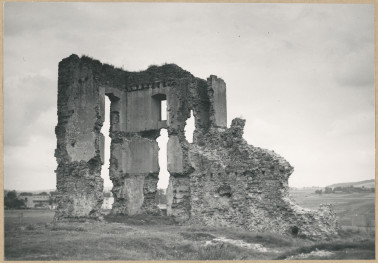 Ruiny zamku biskupów krakowskich - fragment , widok od strony płd-zach., skan 1
