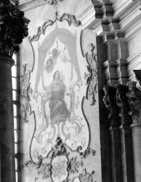 mauzoleum Piastów Świdnickich przy kościele pw. Wniebowzięcia Najświętszej Marii Panny  - wnętrze - fragment dekoracji obramienia okna, skan 1