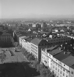 rynek miejski - pierzeja północno - zachodnia - fragment - widok z wieży kościoła WNMP, skan 1