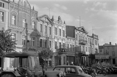 rynek - fragment zabudowy, wieża ratuszowa, skan 1