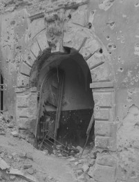 Zniszczony kościół pw. św. Marcina. Zachowany portal z agrafą., skan 1