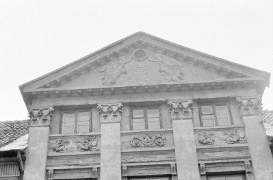 kamienica - detal architektoniczny, kartusz, skan 1