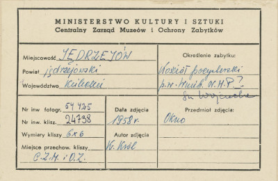 Zespół klasztorny - elewacja boczna kościoła, widok okna - metryczka, skan 1