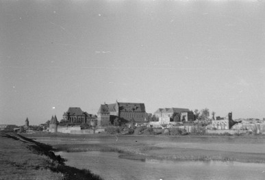 Zamek - panorama z widokiem ogólnym od strony rzeki, skan 1