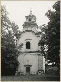 Zespół klasztorny - widok na fasadę dzwonnicy, skan 1