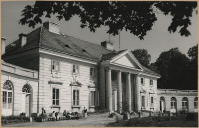 Zespół pałacowo - parkowy, pałac - elewacja frontowa, skan 1