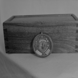 klasztor ss. Mniszek Benedyktynek - zbiory - brosza relikwiarzowa z XVIII wieku, skan 1