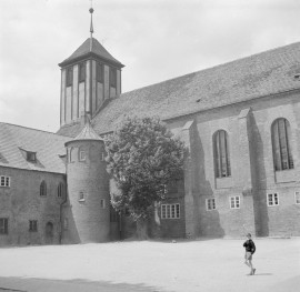 kościół pw. Świętego Krzyża - elewacja południowa i klasztor - elewacja wschodnia, fragment, skan 1