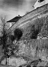 mury miejskie - fragment, skan 1