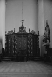 kościół parafialny pw. św.św. Piotra i Pawła, fara - wnętrze: chrzcielnica, skan 1