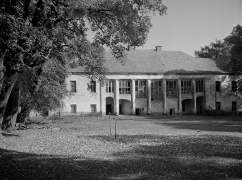 elewacja zachodnia pałacu Kołłątajów ob. izba pamięci Hugona Kołłątaja, skan 1