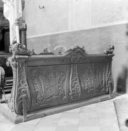kościół dominikanek - ławka, front, skan 1