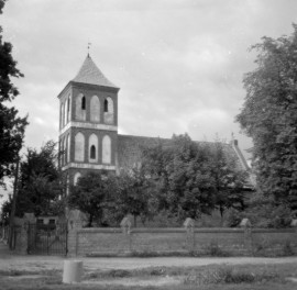 kościół parafialny pw. św. Jana Chrzciciela - widok ogólny od strony południowo-zachodniej, skan 1