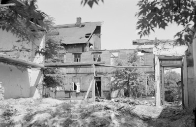 drewniany budynek mieszkalny - elewacja frontowa, skan 1