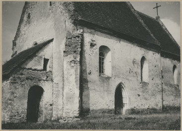 Kościół filialny - widok ogólny od strony płd. , skan 1