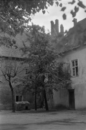 zespół kościoła kolegiackiego - zabudowania kolegiackie fragment dziedzińca, skan 1