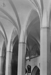 kościół pw. św. Michała Archanioła - wnętrze - nawa główna - fragment z filarami, skan 1