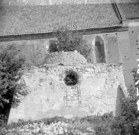 kościół pofranciszkański, ob. filialny pw. św. Jana Chrzciciela - fragment elewacji, skan 1