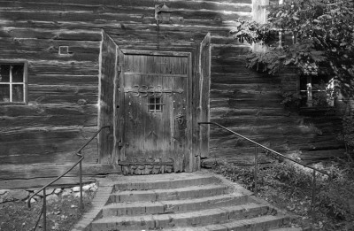kościół - zabudowa drewniana, portal, skan 1