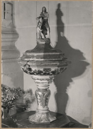 Kościół parafialny pw. św. Pawła - wnętrze, widok chrzcielnicy, skan 1