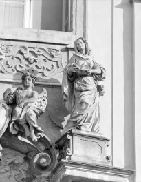 sanktuarium św. Jadwigi Śląskiej - fragment portalu, zwięczenie z figurami, skan 1