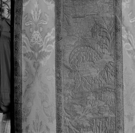Skarbiec Katedralny - Ornat. Niemcy. Fragment kolumny i raportu wzoru tkaniny boków., skan 1