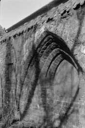 klasztor Franciszkański - mur z wnęką, skan 1