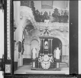 sanktuarium św. Jadwigi Śląskiej - kościół pw. św. Bartłomieja i św. Jadwigi - wnętrze - sarkofag księżnej św. Jadwigi Śląskiej - fragment, skan 1