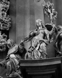 kościół klasztorny augustianów eremitów, ob. parafialny pw. św.św. Wacława, Doroty i Stanisława - wnętrze: ołtarz główny, fragment - rzeźba, skan 1