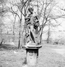 pałac Mieroszewskich - park, figura Bachusa z 1718 roku, skan 1