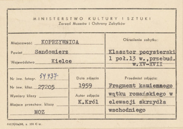 Zespół klasztorny - fragment elewacji wsch. z widokiem na okna romańskie i herb - metryczka, skan 1