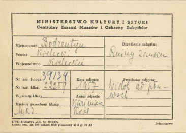 Ruiny zamku biskupów krakowskich - widok od strony bramy - metryczka, skan 1