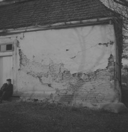 dwór drewnianych - elewacja frontowa - fragment, skan 1