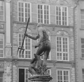 fontanna Neptuna - Neptun widok od tyłu, skan 1