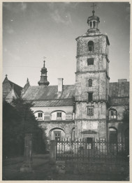 Zespół opactwa Cystersów - klasztor, fragment elewacji zach. z wieżą, skan 1