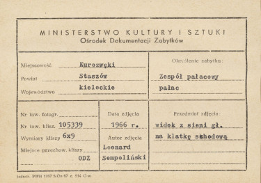 Zespół pałacowy - pałac, wnętrze, widok na klatkę schodową - metryczka, skan 1