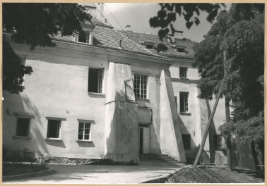 Dwór - fragment elewacji bocznej, skan 1