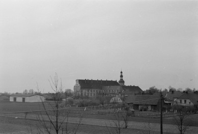 widok ogólny na daw. klasztor Norbertanek, skan 1