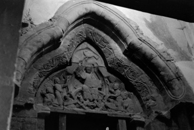 kościół św. Trójcy - boczny portal, tympanon, skan 1