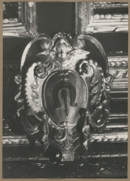 Pałac biskupów - wnętrze, pokój biskupi, fragment stolarki stropu - herb Dołęga, skan 1