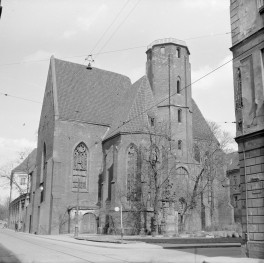 Kościół św. Macieja. Korpus nawowy ma formę halową, z wysokimi, ostrołukowymi oknami wypełnionymi maswerkiem. Okna są smukłe, o wyraźnie wertykalnym rytmie, co podkreśla strzelistość kompozycji. Ściany zewnętrzne artykułowane są przyporami, wzmacniającymi konstrukcję i porządkującymi podziały elewacji. Ośmioboczna wieża, wznosząca się nad skrzyżowaniem naw lub w rejonie prezbiterium. Wieża ma prostą, surową formę, z wąskimi, ostrołukowymi przeźroczami i platformą widokową w zwieńczeniu. , skan 1