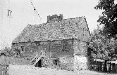 dom drewniany tzw. flisackim - widok ogólny, skan 1