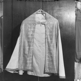 Skarbiec Katedralny - Kapa i kaptur z pasa kontusza. Polska XVIII. Całość, przód., skan 1