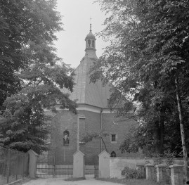 kościół kolegiacki pw. Narodzenia Najświętszej Marii Panny, - elewacja zachodnia, frontowa - portal, skan 1